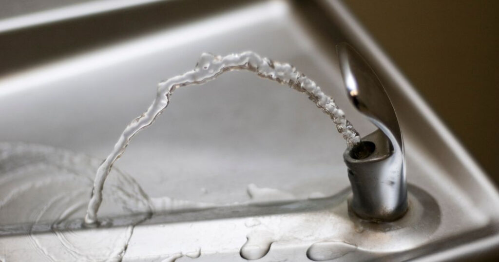Conserto de Bebedouro em Brasília | Assistência Perto de Mim vazamento de agua no bebedouro
